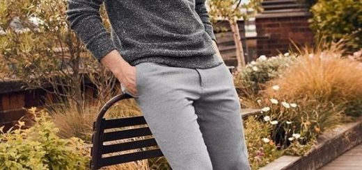 Sleek Minimalist Autumn Outfit With Grey Pullover, Grey Cropped Trousers And White Sneakers