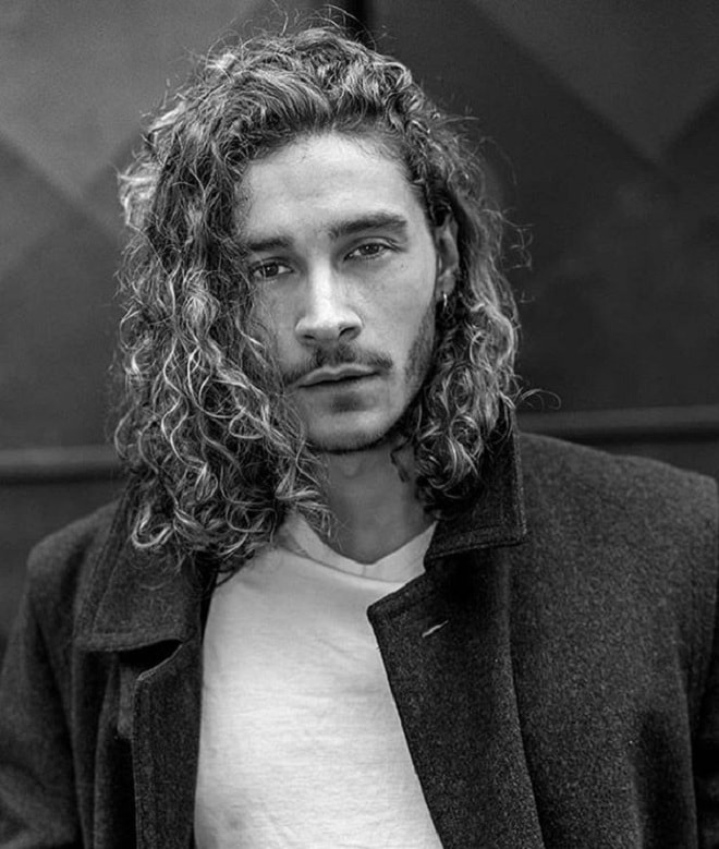 Top 20 Sexy Shoulder Length Hairstyles For Men Cool Shoulder Length Hairstyles For Guys Curly Messy Hair